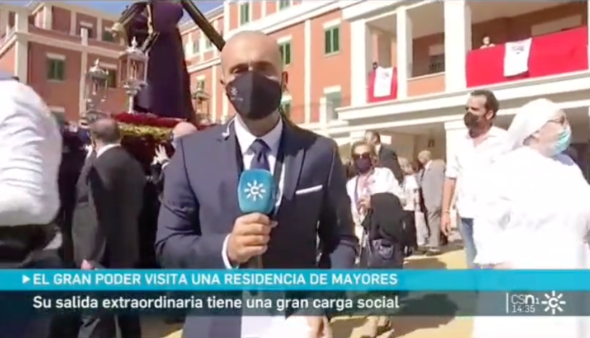 Sergio Morante, reportero de Canal Sur, emocionado durante la salida del Gran Poder.