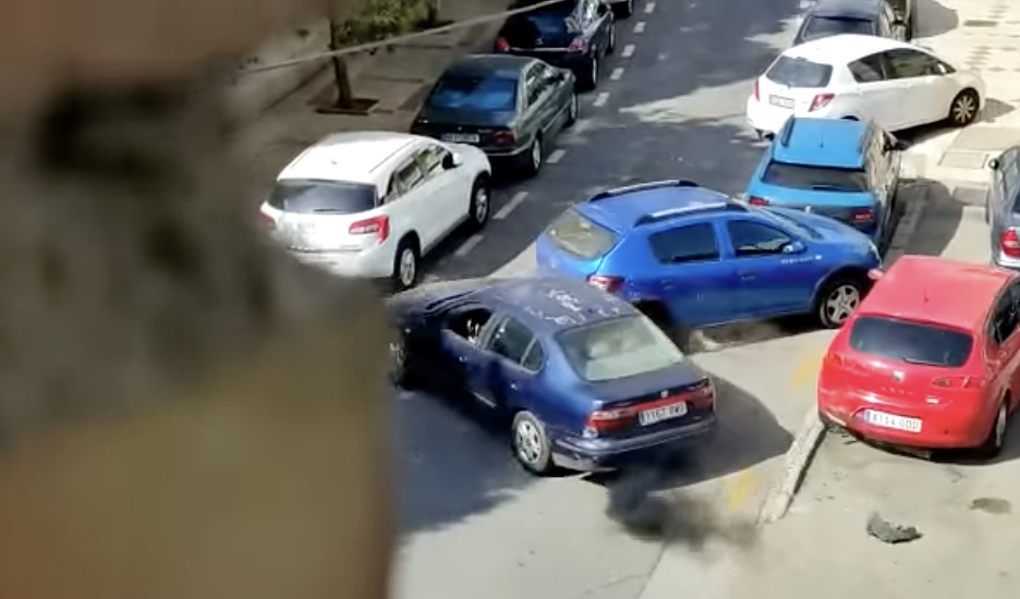 Un joven se marcha tranquilamente de su coche tras chocar contra seis vehículos aparcados en Málaga