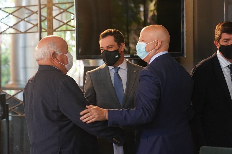 El presidente andaluz, Juan Manuel Moreno, con los consejeros Jesús Aguirre y Javier Imbroda, con el vicepresidente Juan Marín al lado.