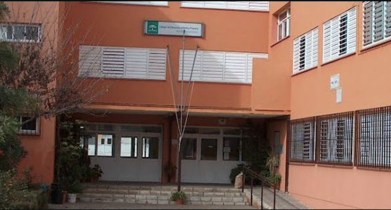 La entrada del colegio Manuel Gómez de Coria del Río.