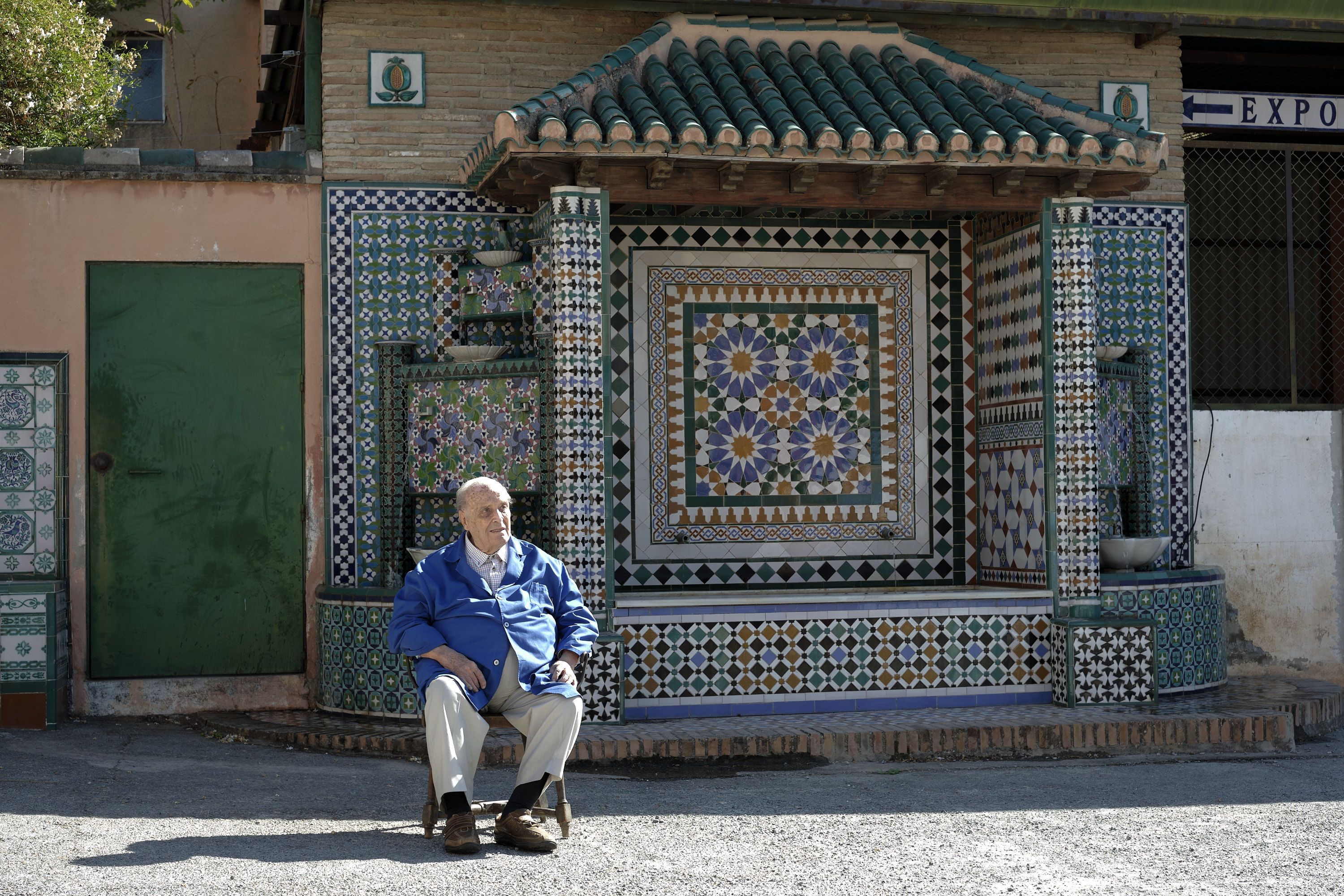 Cecilio Morales, a la entrada de la fábrica de Cerámicas de Fajalauza. Foto: Constantino Ruiz