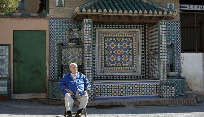 Cecilio Morales, a la entrada de la fábrica de Cerámicas de Fajalauza. Foto: Constantino Ruiz