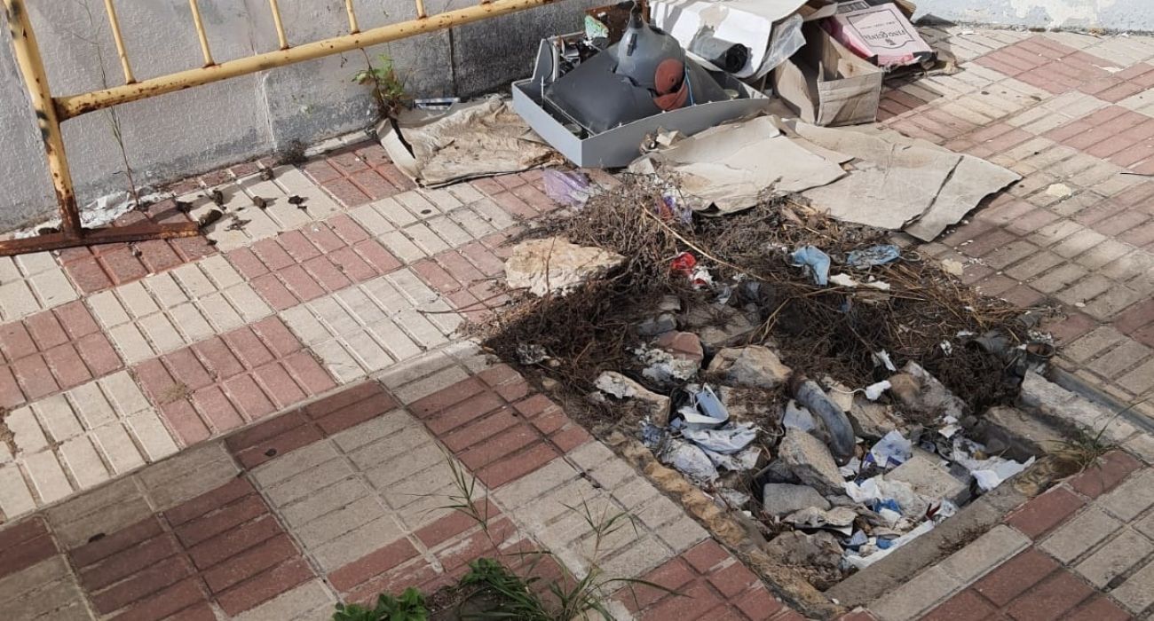 Estado que presentan los exteriores del centro de especialidades Virgen del Carmen.