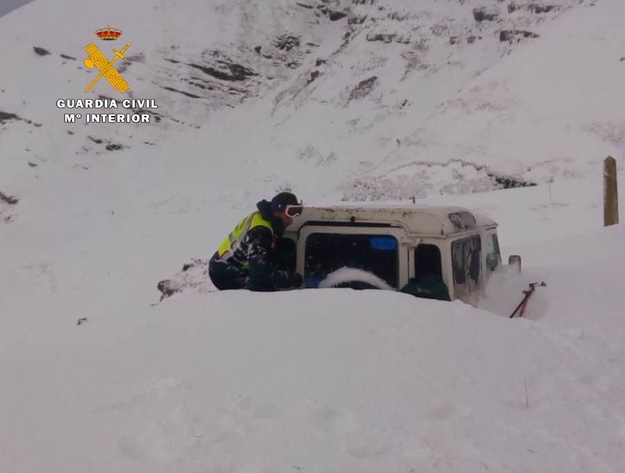 Rescatados cinco hombres en el puerto de Lunada, en Cantabria, tras una noche atrapados en un vehículo por la nieve.