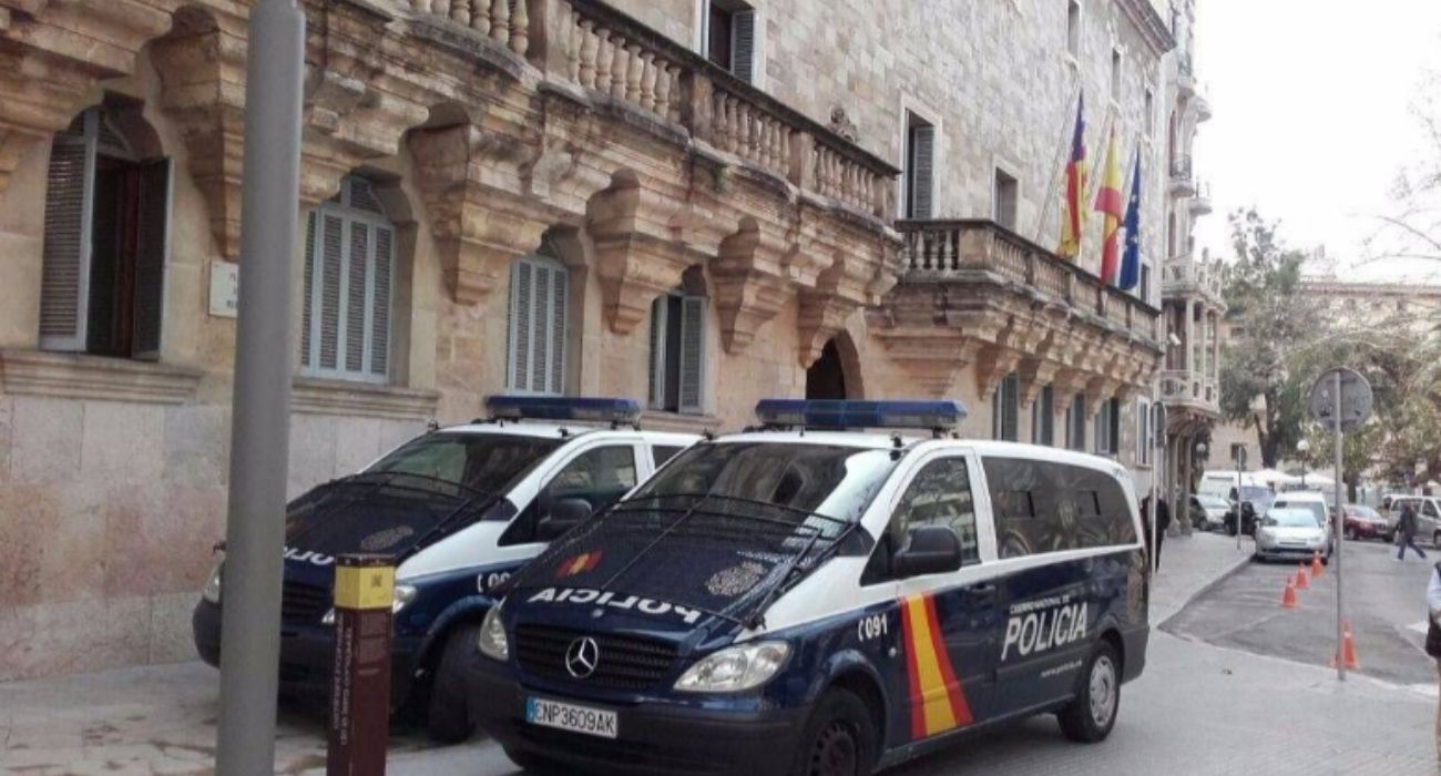 Dos coches policiales delante de los juzgados de Palma de Mallorca.
