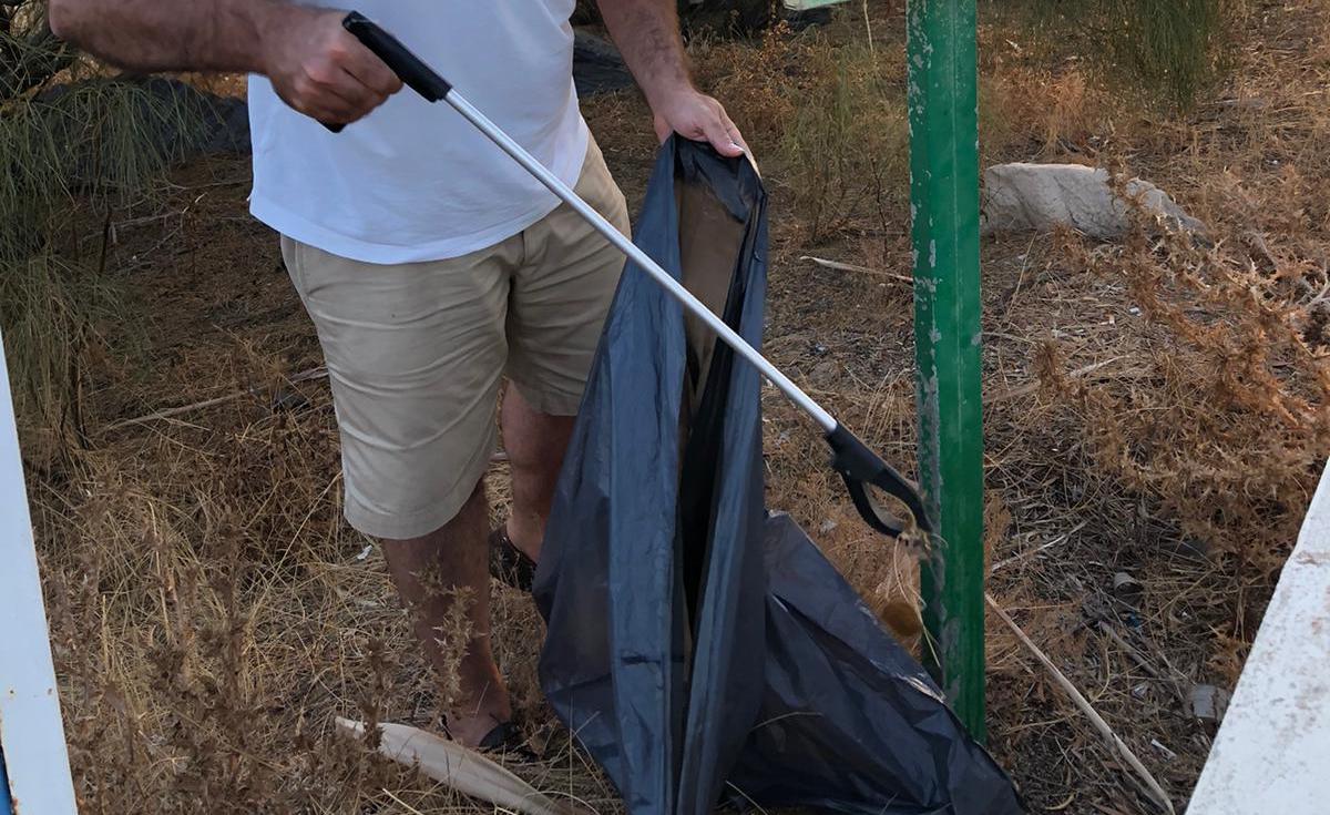 Voluntarios recogiendo basuras en un paraje natural