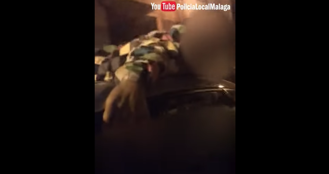 El menor, de 15 años, circulando en el techo de un coche por Málaga.