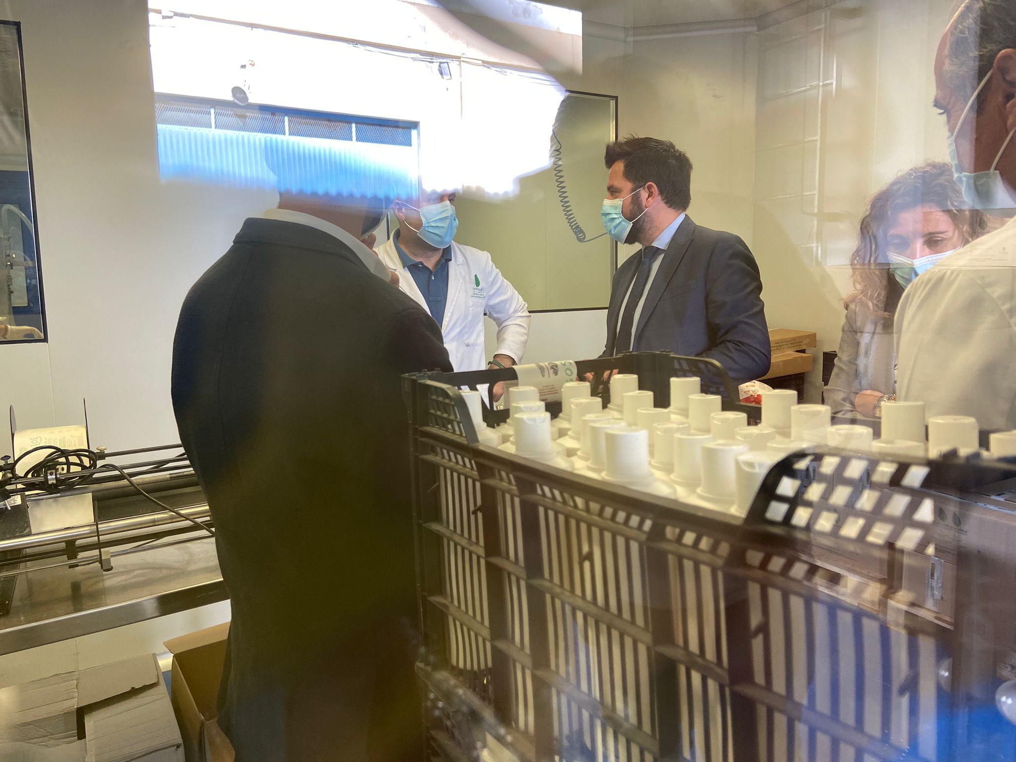 El delegado de la Zona Franca, Fran González, en el Ayuntamiento de Sanlúcar, con el alcalde Víctor Mora.