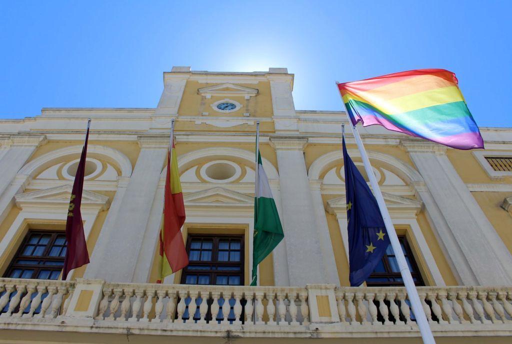 Bandera del colectivo LGTBI en la fachada del Ayuntamiento de Chiclana.