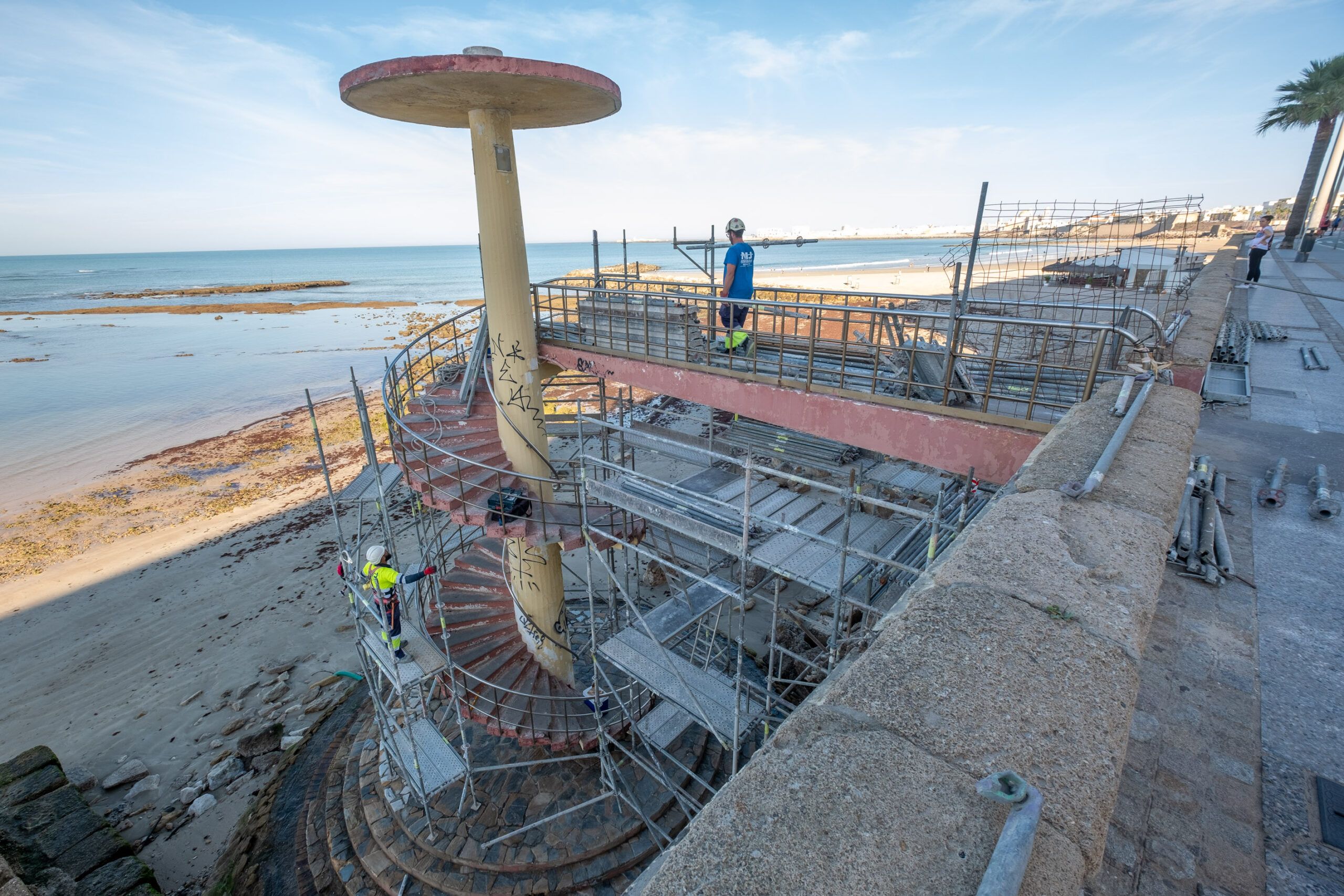 Reparación de la escalera de caracol que da acceso a la playa en Cádiz.