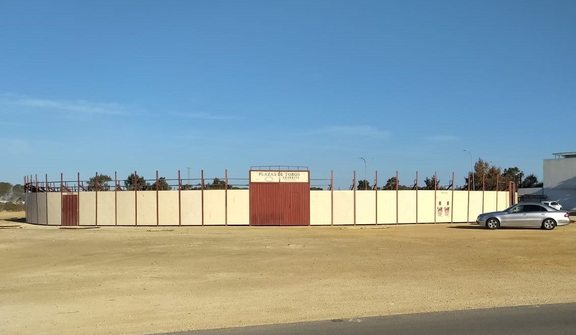 Plaza de toros portátil donde se va a celebrar la concentración antitaurina en Chiclana.
