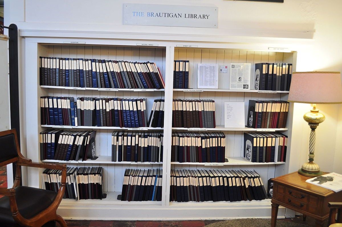 Biblioteca de Brautigan en una imagen de 'Facebook'.