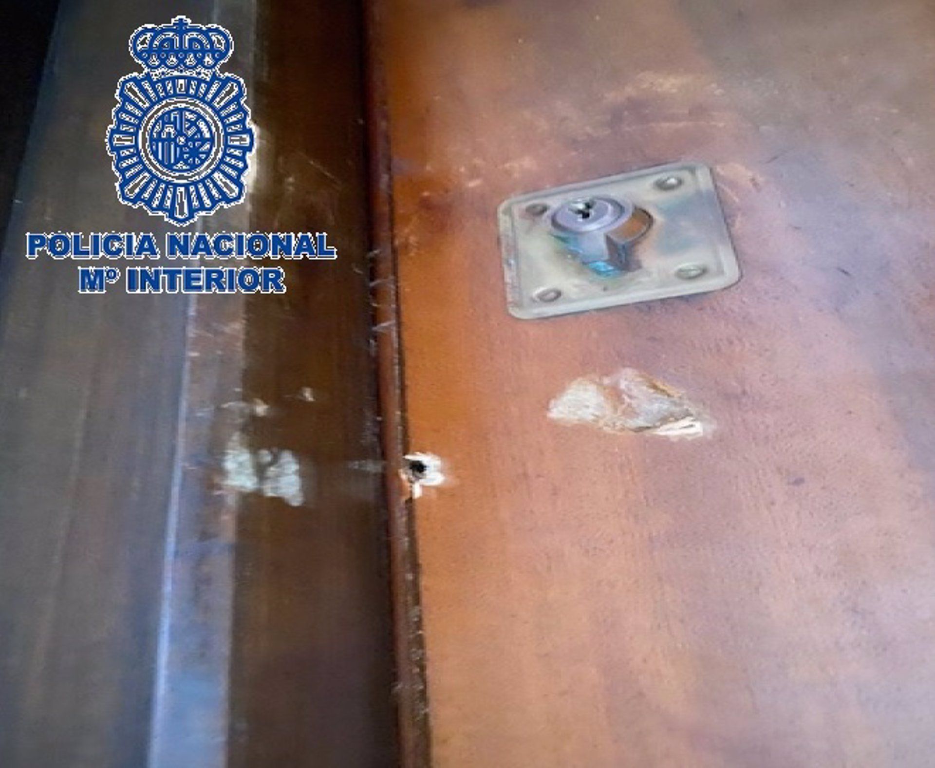 El vecino clavó tornillos en la puerta para dejar encerrada a la víctima en su casa de Fuengirola.
