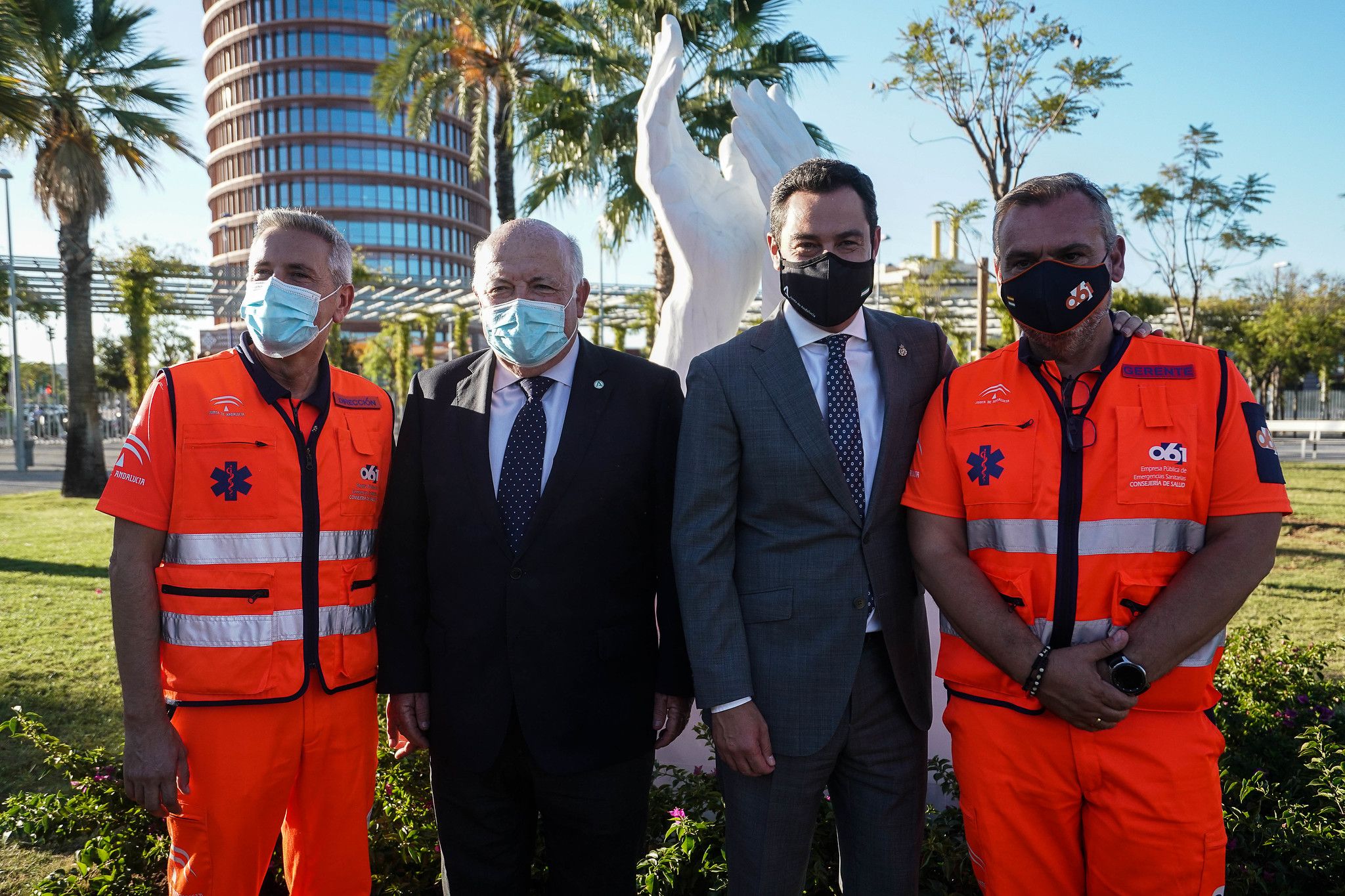Moreno y Aguirre, junto a personal de Emergencias, tras inaugurar el monumento a los sanitarios en Sevilla.