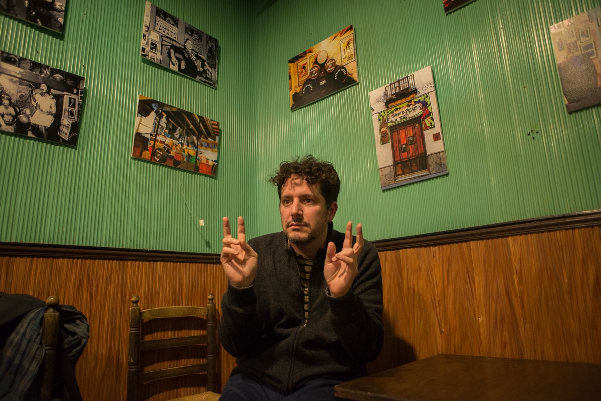 El tenor francés Mathieu Bertello, durante la entrevista. FOTO: MANU GARCÍA. 