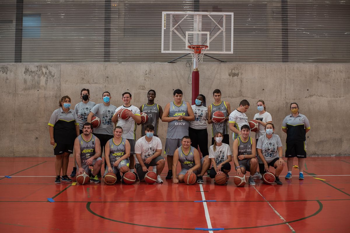 El equipo de baloncesto de DKV para personas con discapacidad intelectual, en el Palacio de Deportes de Jerez.