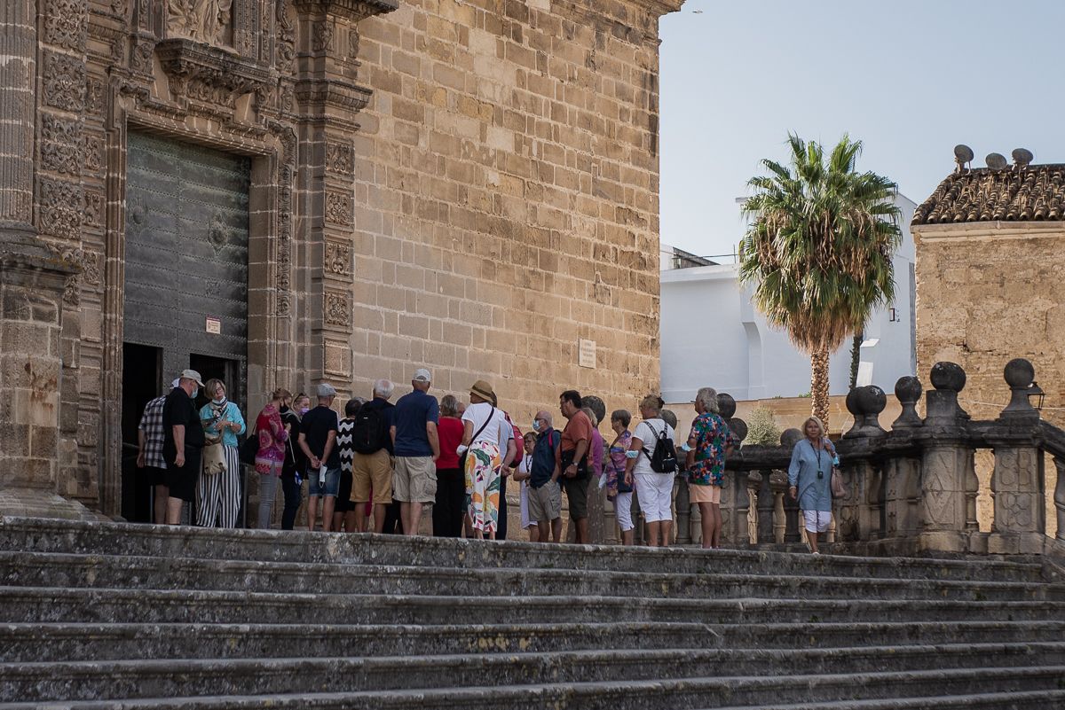 Un grupo de turistas haciendo cola para acceder a la Catedral de Jerez, en una imagen de archivo.