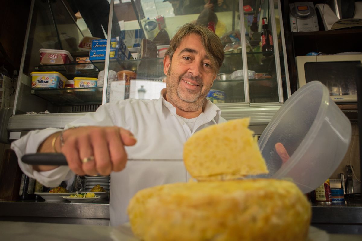 Fernando Rojas, de 'La Manzanilla', con su famosa tortilla. FOTO: MANU GARCÍA.