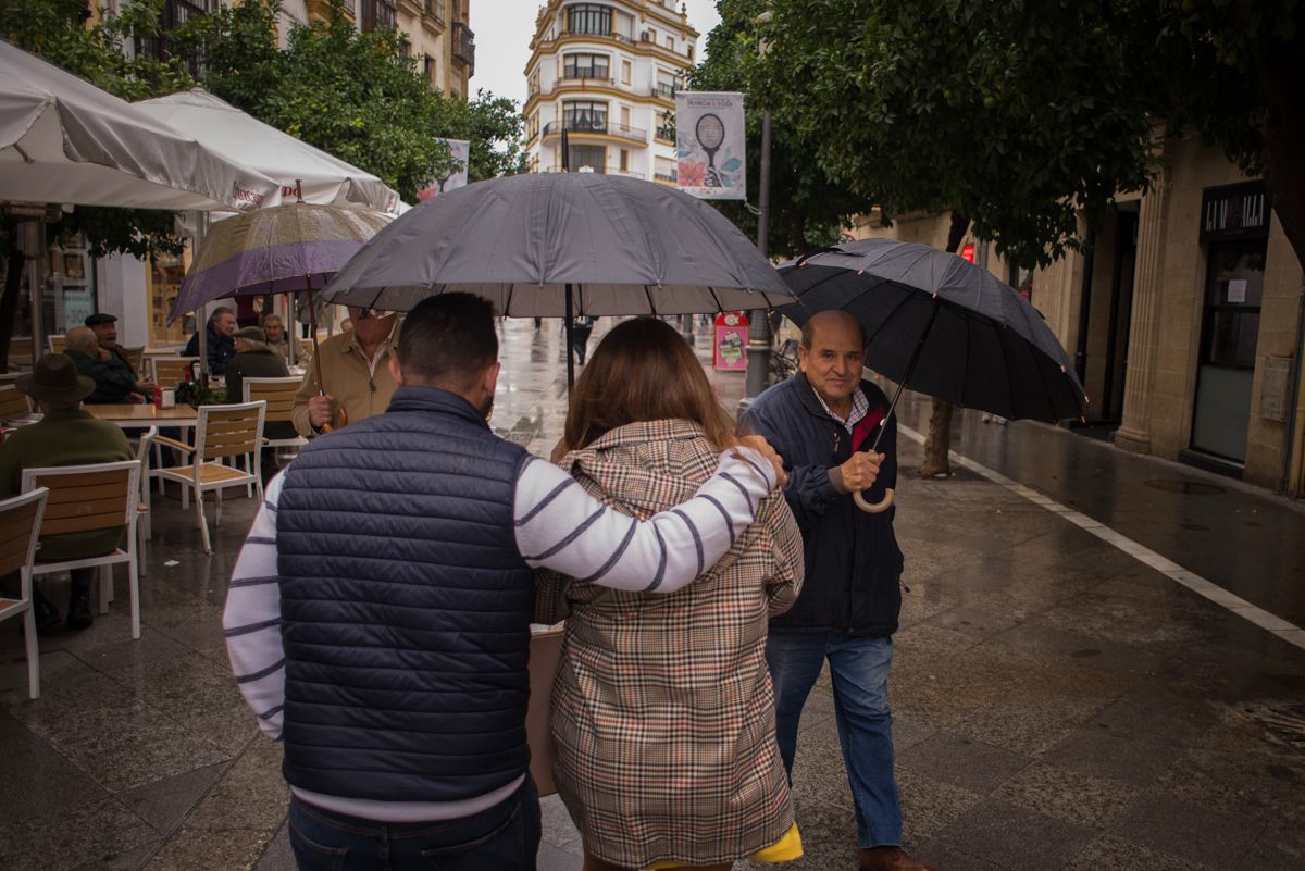 Una pareja se refugia de la lluvia bajo un paraguas, en una imagen de archivo. FOTO: MANU GARCÍA