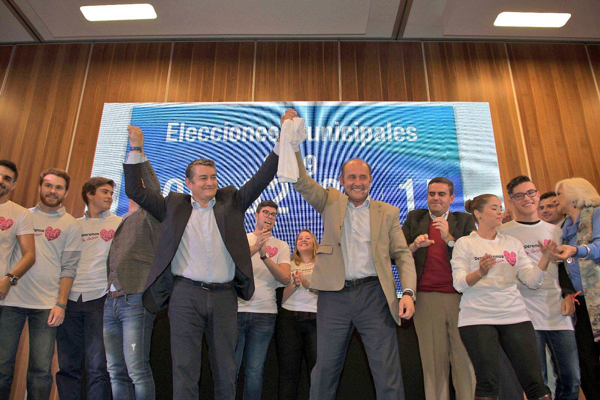 Juancho Ortiz, a la derecha (en la imagen) de Antonio Sanz, durante su presentación como alcaldable del PP en Cádiz. FOTO: PP de CÁDIZ.