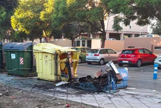 Un contenedor quemado en la noche del 31 de octubre en Jerez. FOTO: JOSÉ ANTONIO DÍAZ. 