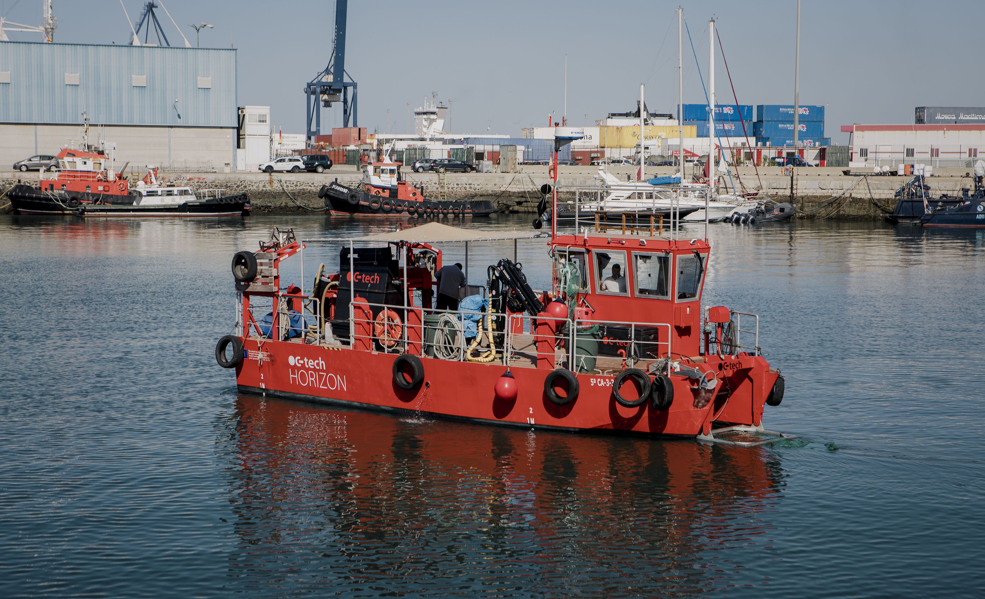 Barco de Ocean Creaner Technology en el puerto gaditano.