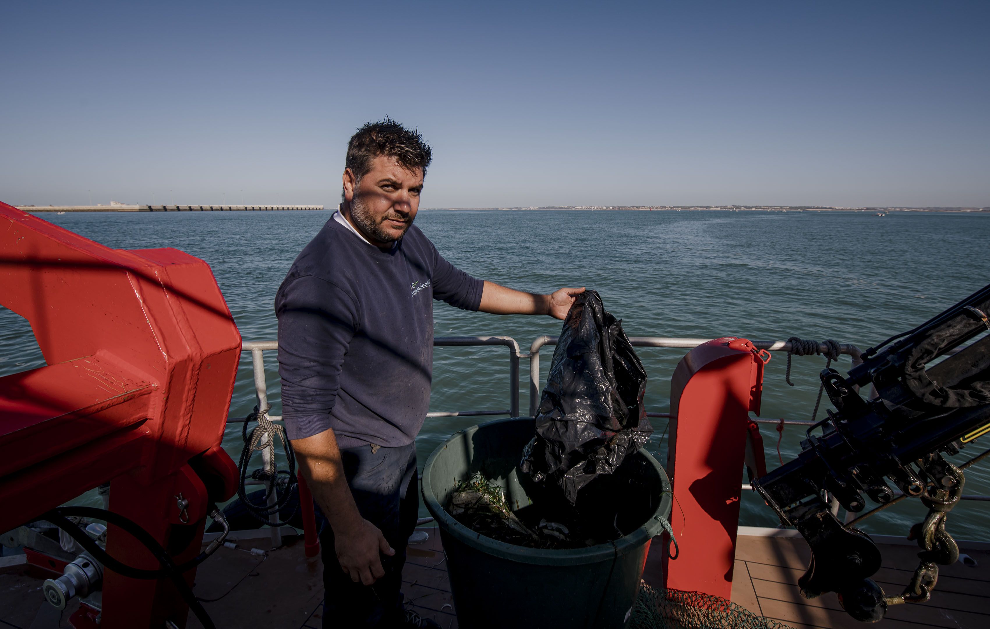 José Luis sujeta una de las bolsas de basura encontradas en la superficie.