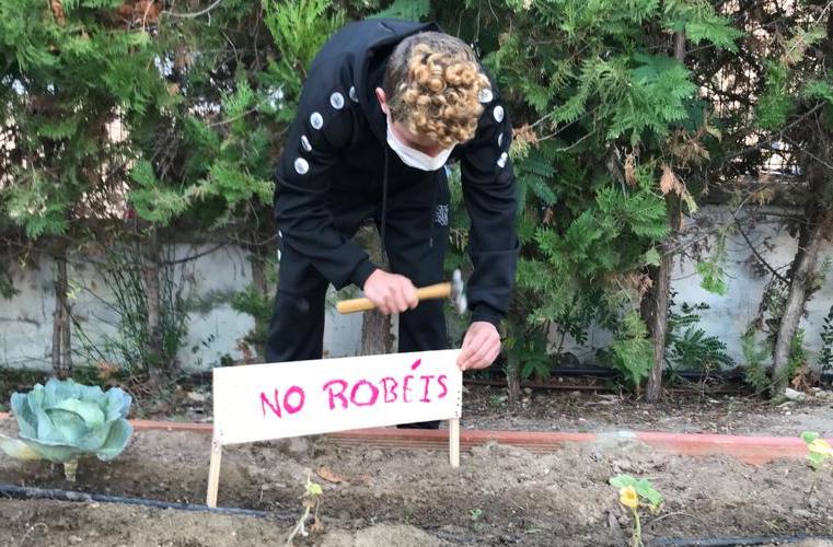 Uno de los alumnos pidiendo que no se robe en el huerto del IES Profesor Antonio Muro, de Puerto Real.