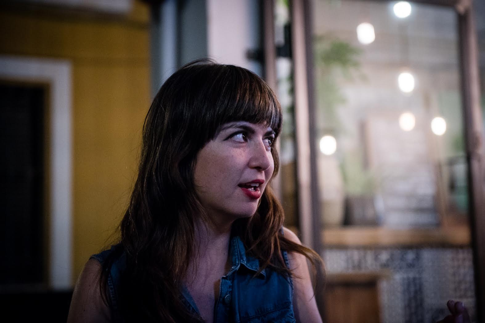 Pilar Angulo conversa en la terraza del Puma Bar, donde tuvo lugar la entrevista.