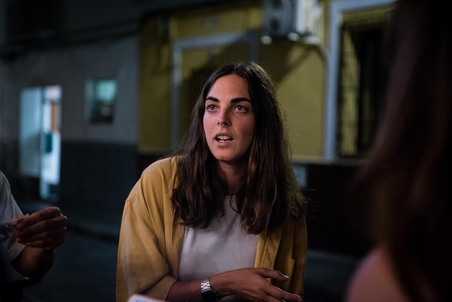 Carmen Hinojosa, comparte impresiones con sus compañeras.