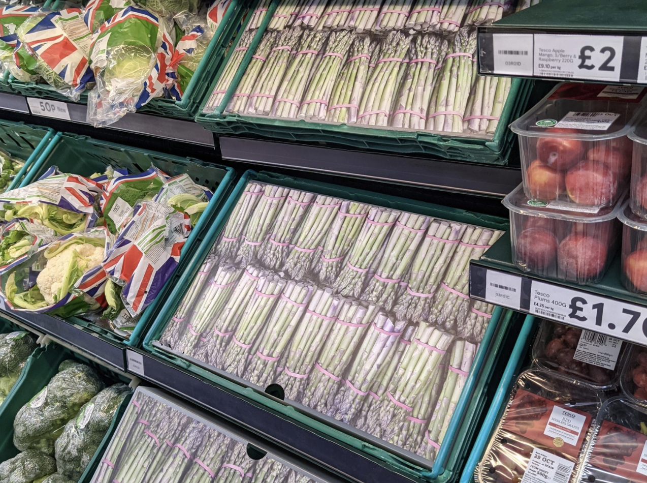 Supermercados británicos disimulan sus estanterías vacías con fotos de alimentos