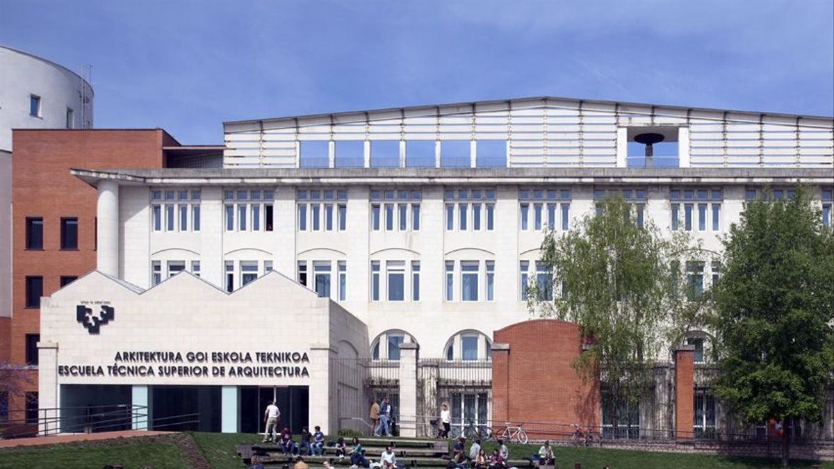 Denuncian a un profesor por enseñar los genitales a sus alumnos: "No es la primera vez"