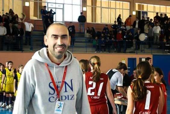 Paco Sanz, todo un referente en el baloncesto femenino en Cádiz. 