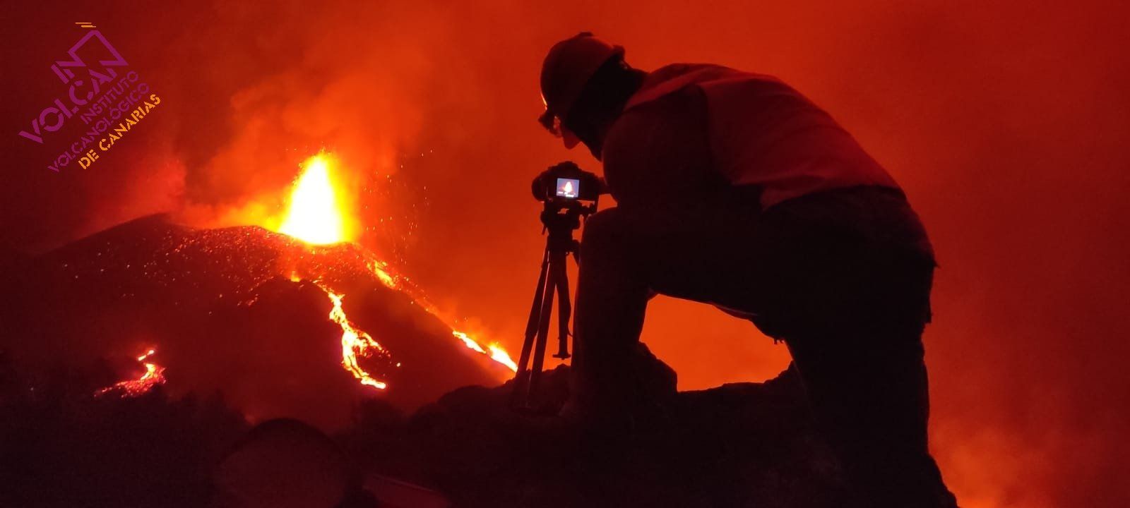 Un equipo de Involcan toma imágenes termográficas para evaluar la evolución de las coladas. Un equipo de Involcan toma imágenes termográficas para evaluar la evolución de las coladas.