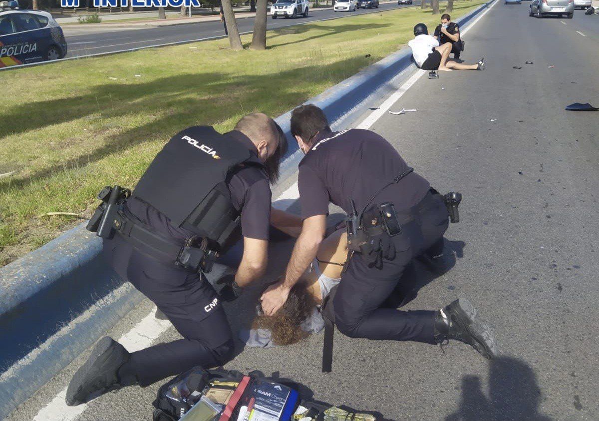 Agentes policiales atienden a la joven atropellada.