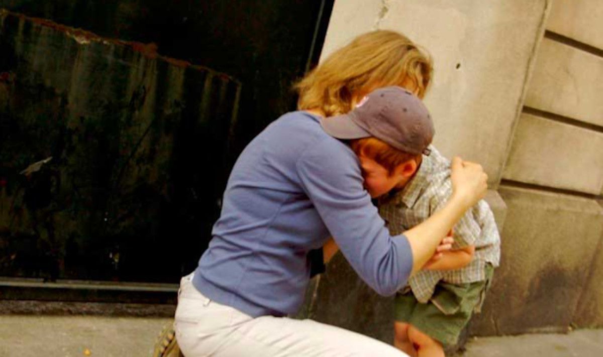 La Ley de Familias decae con la disolución de las Cortes. En la imagen, una madre con su hijo.