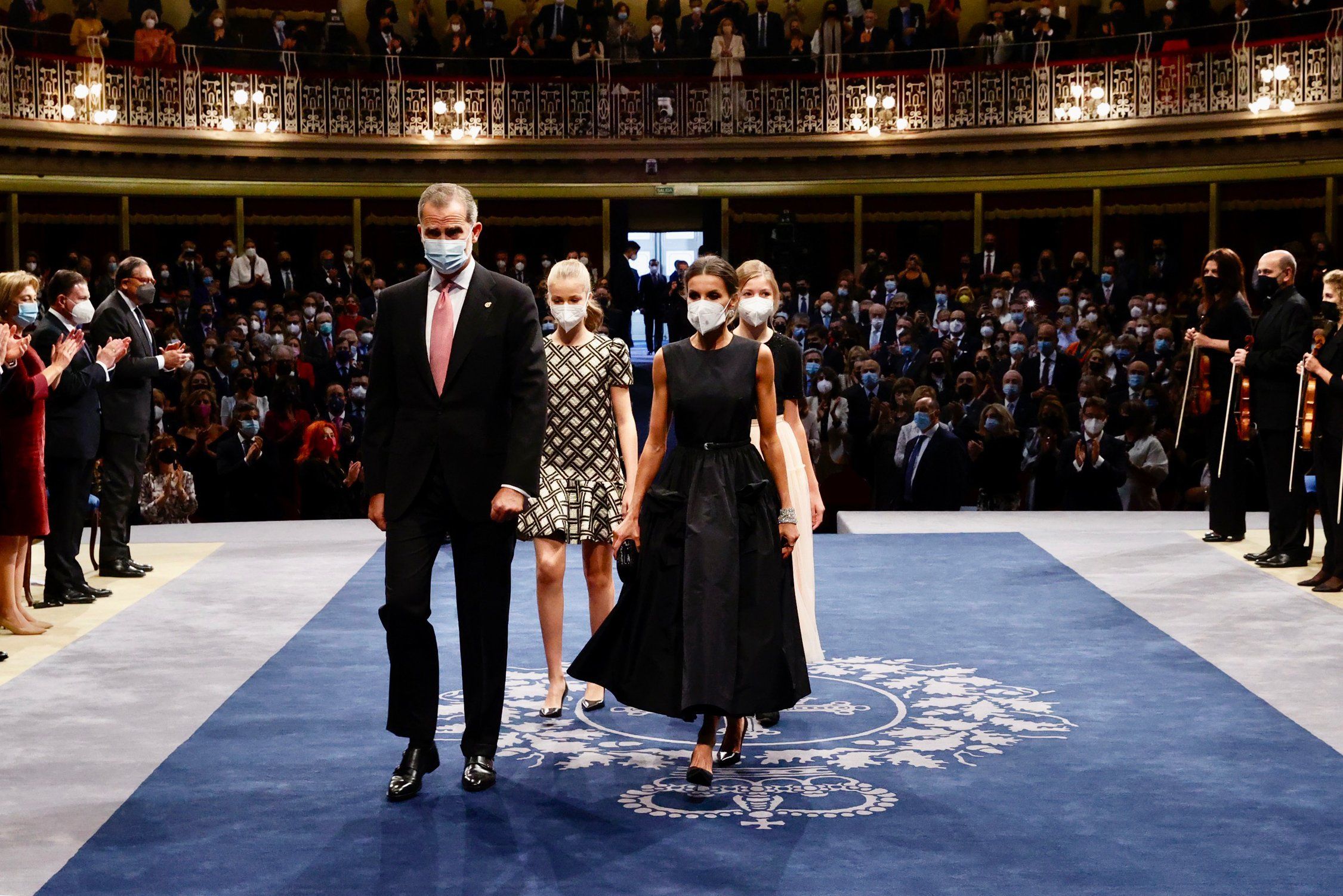 Letizia Ortiz, junto al Rey y sus hijas, ha sido víctima de un gag sexual retirado por TV3.   CASA REAL