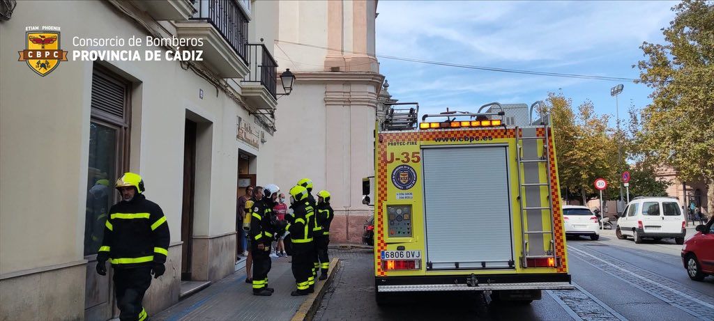 Arde la cocina de un bar en Cádiz y su dueño se quema las manos.
