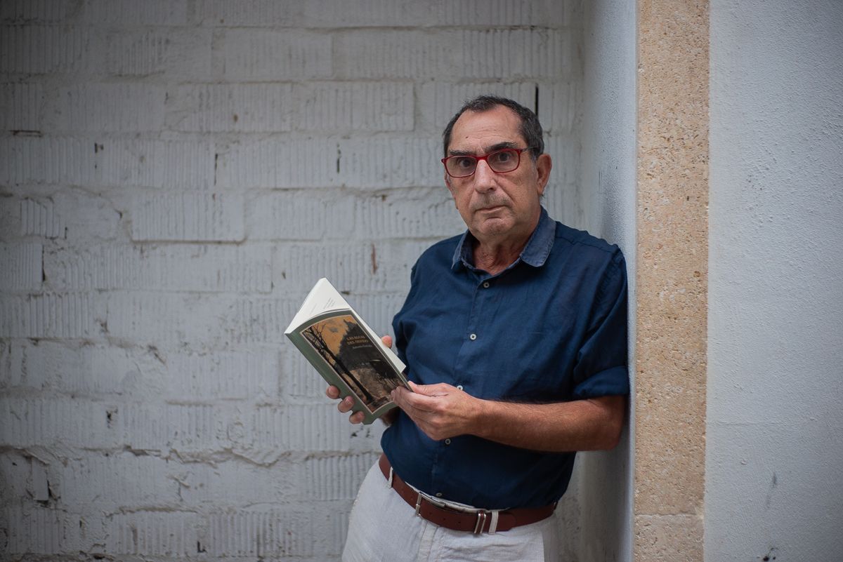 Antonio Estrada, con un ejemplar de 'Las aguas del olvido' en las manos, en días pasados en Jerez.