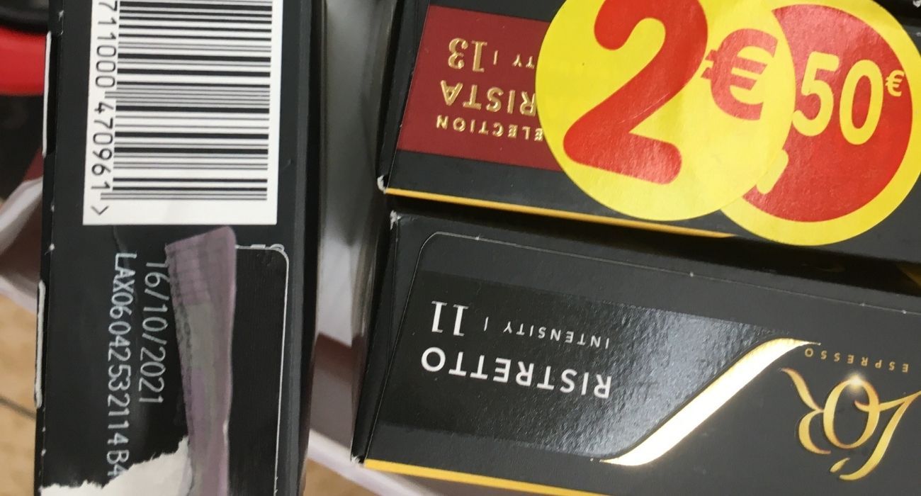 Uno de los productos etiquetados con la fecha de caducidad tapada.