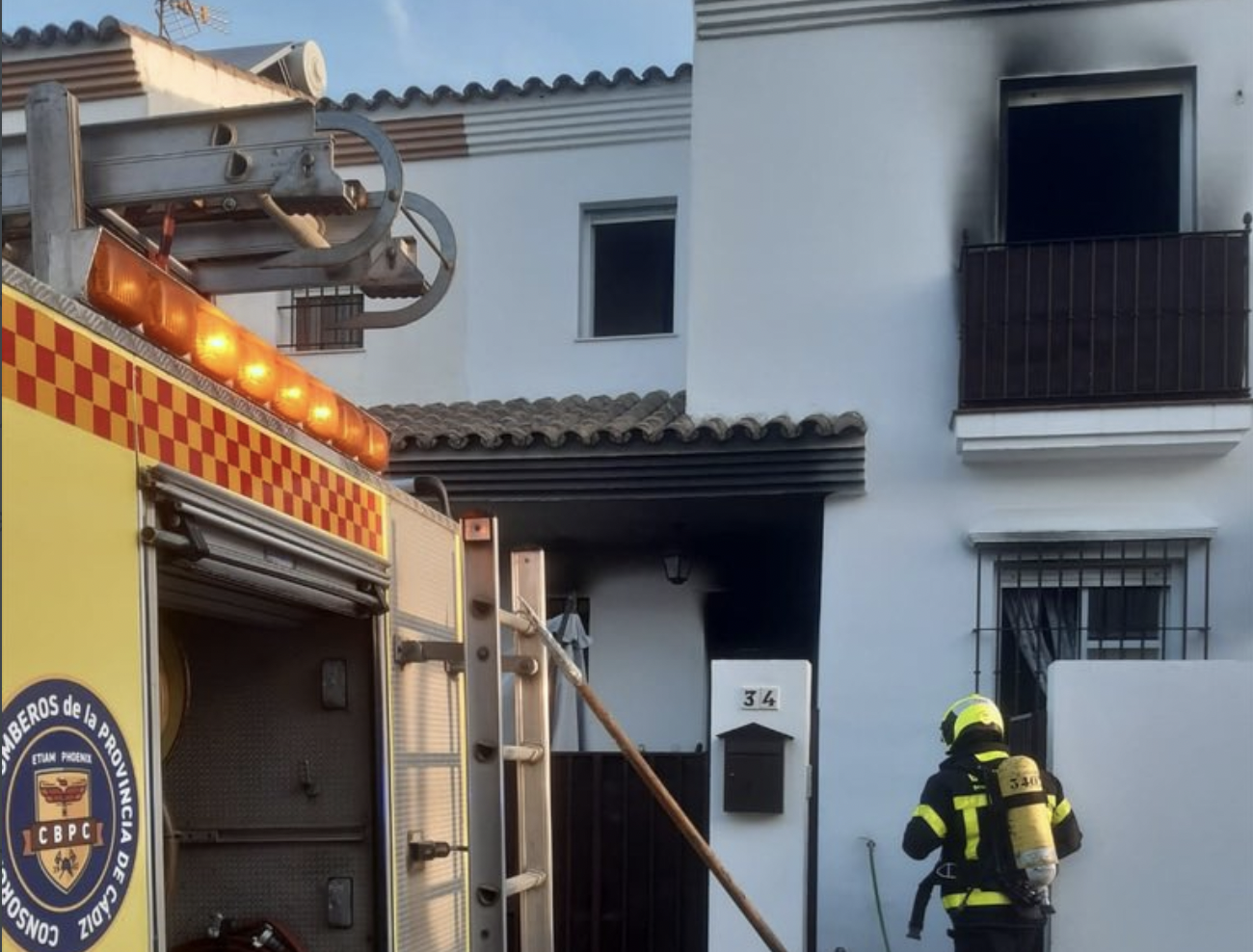 Incendio en una vivienda unifamiliar de Arcos, originado por una vela, este martes por la mañana.
