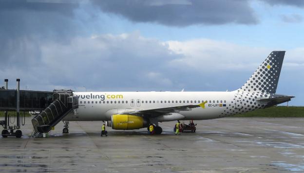 Un avión de la compañía Vueling, una de las principales compañías que opera en Andalucía.