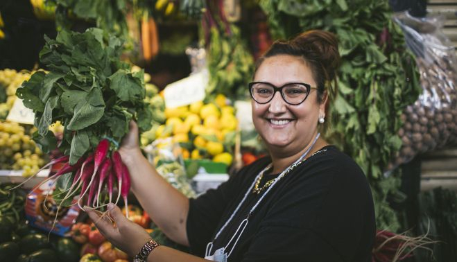 Virginia Morón, feliz en la frutería que heredó de su abuela.