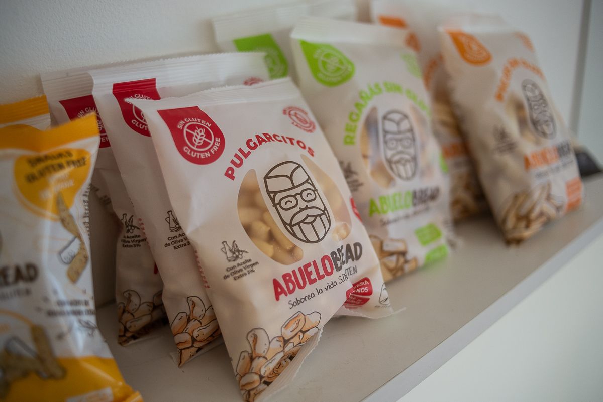 Bolsas del productos portuense en una estantería.