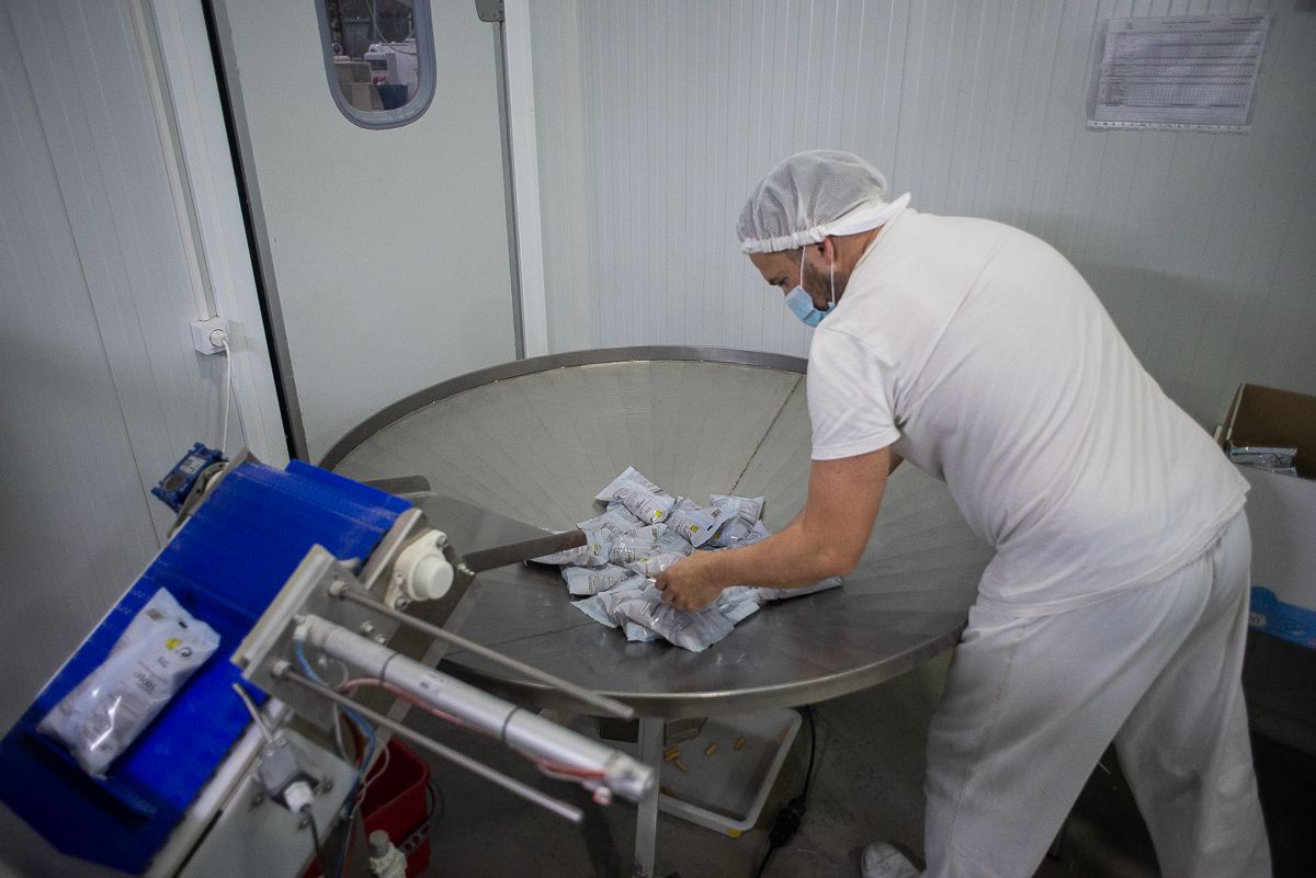 Un trabajador preparando las bolsas.