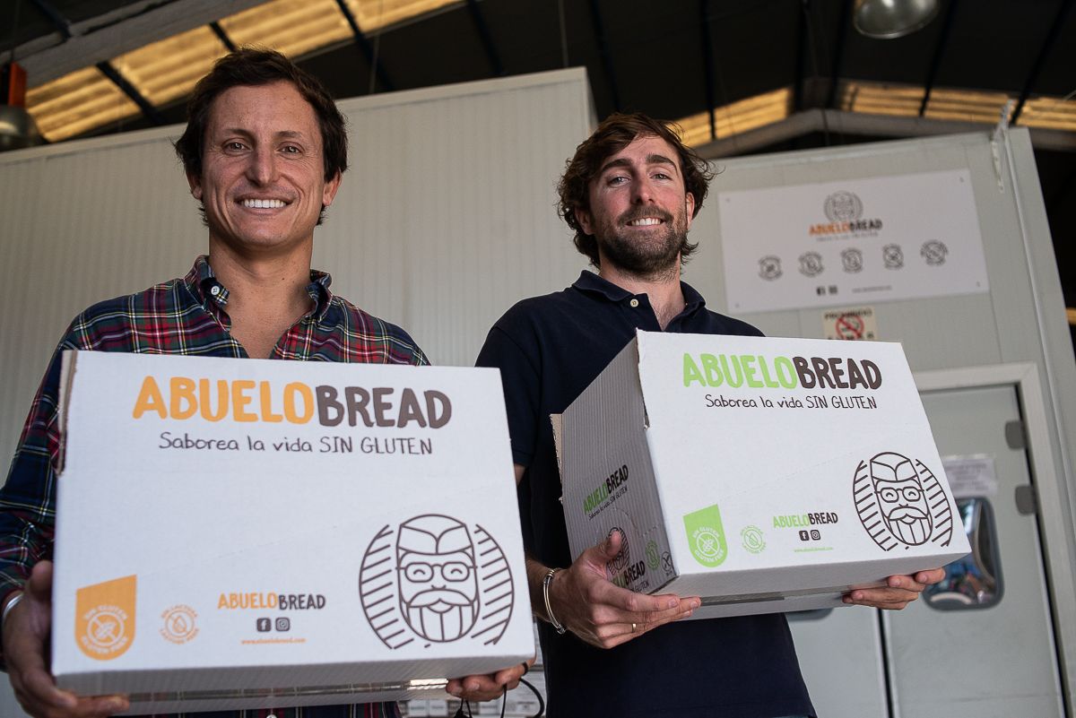 Nacho y Javier muestran las cajas preparadas en la fábrica de El Puerto.