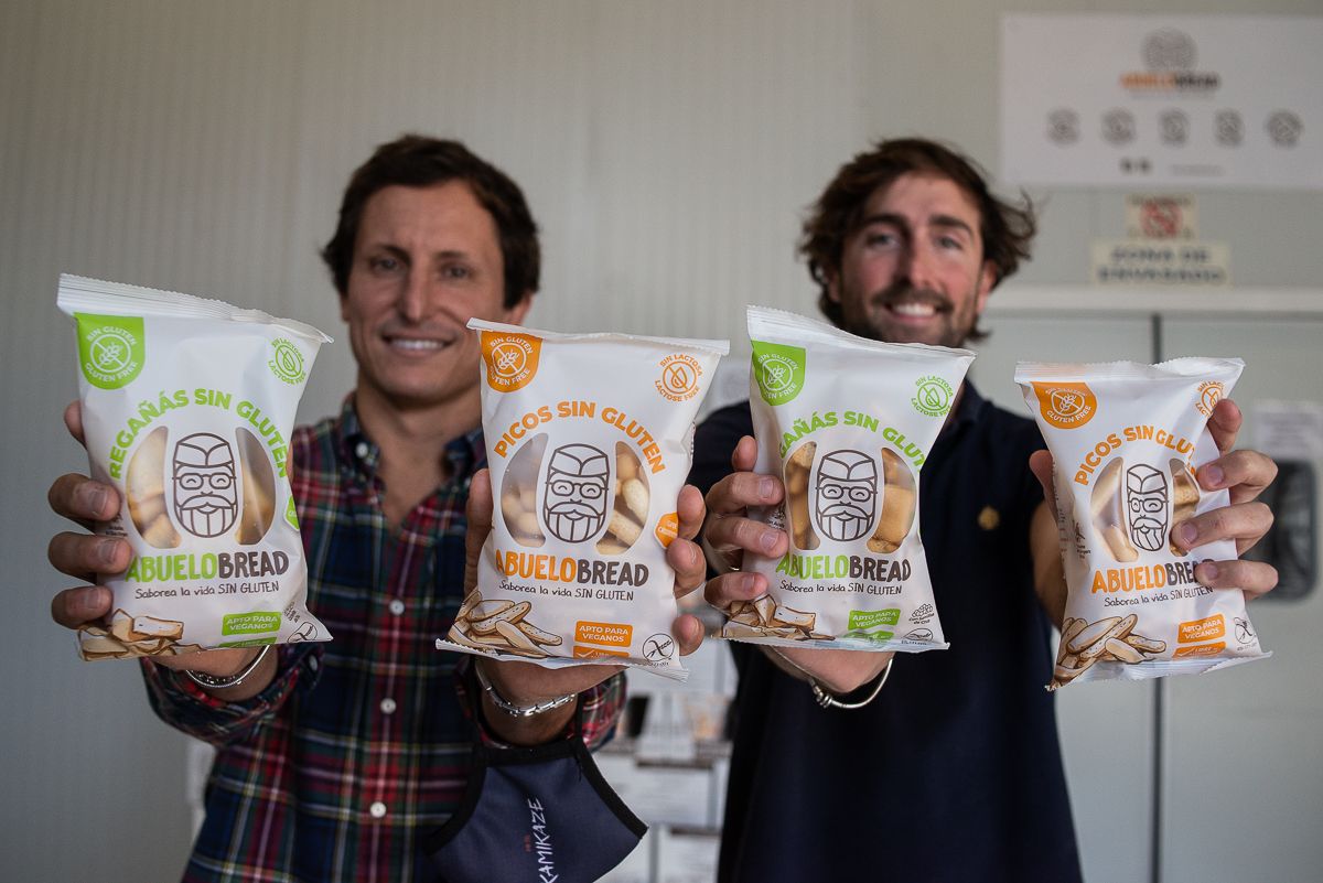 Los portuenses Nacho Pombo y Javier Fernández con los picos sin gluten del Abuelo Bread.