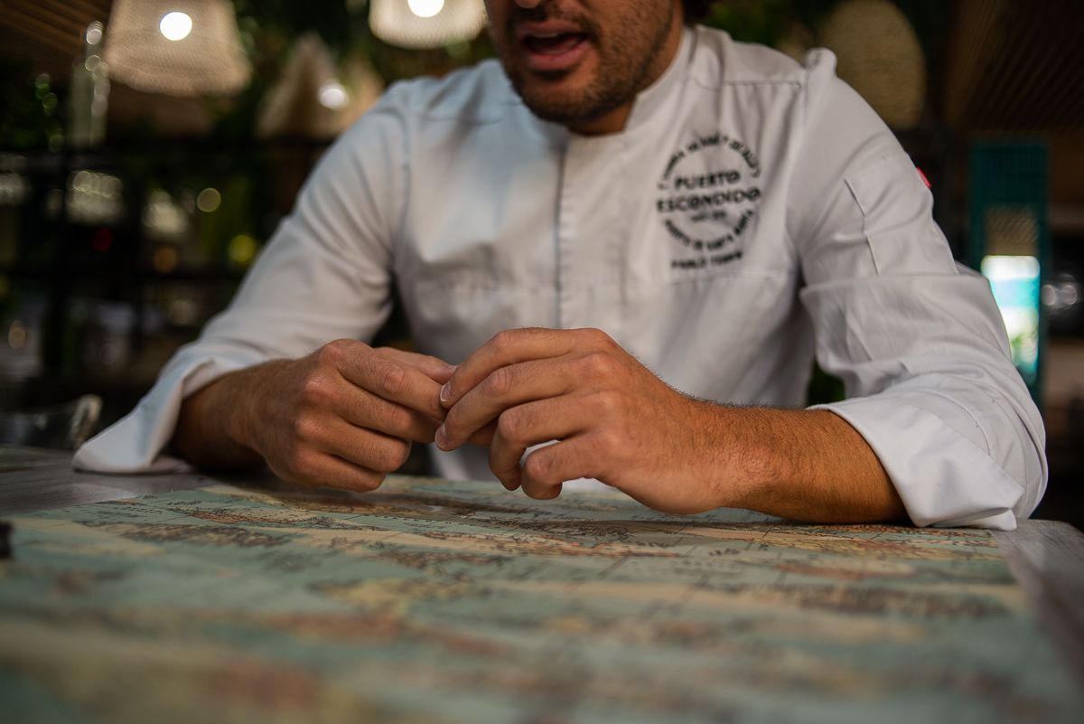 Manos de Pablo durante la entrevista.