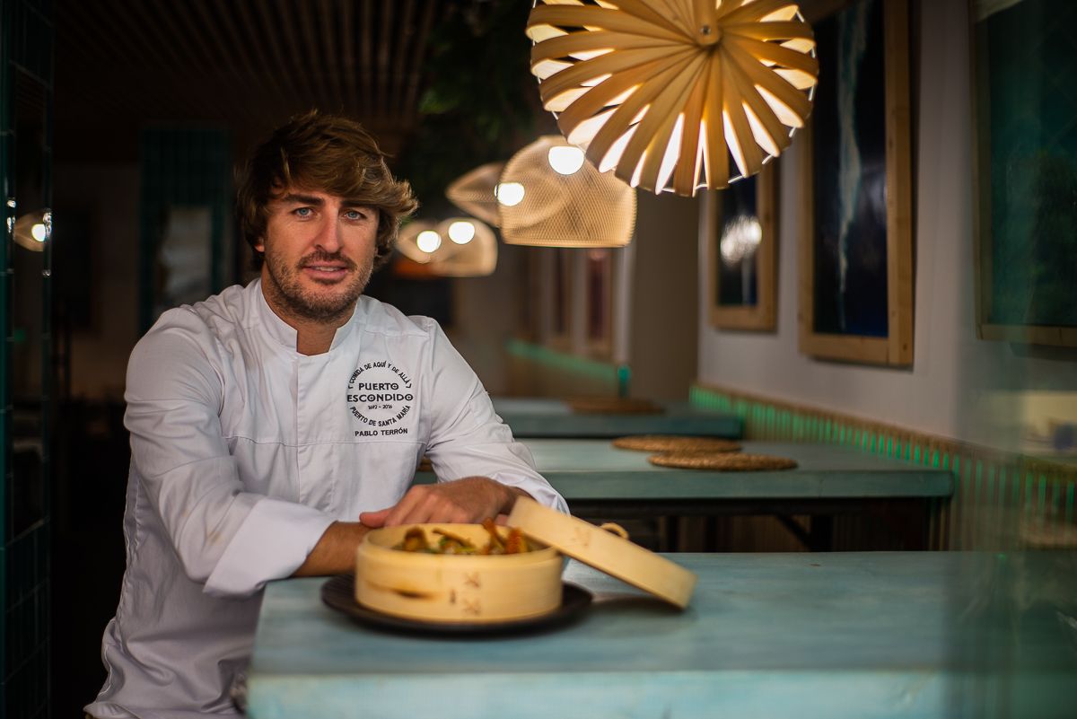 El cocinero Pablo Terrón en el restaurante Puerto Escondido de El Puerto.