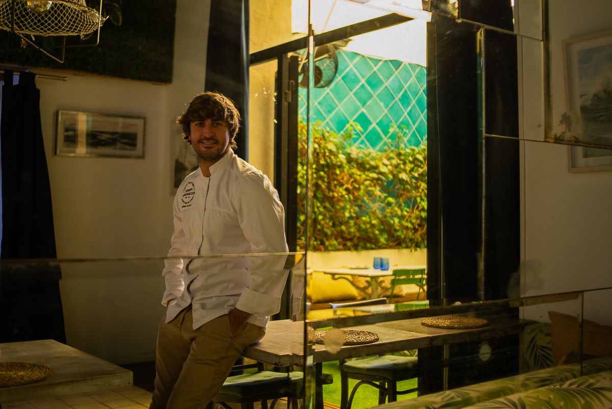 Pablo Terrón en un espejo del local.